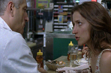 Leila diskutiert mit dem Besitzer des Diners